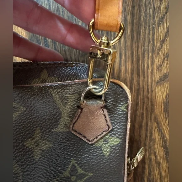 Louis Vuitton Vintage Danube with newer LV strap - Picture 5 of 16